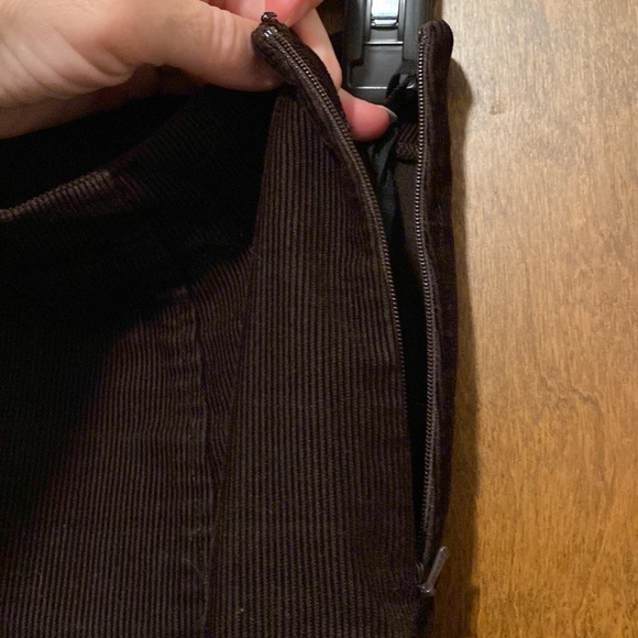 JONES NEW YORK Vintage 100% cotton fit and flare skirt. Brown corduroy. Size 6P. - Picture 4 of 6